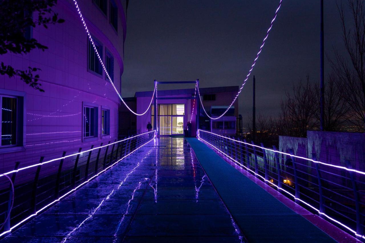 Titanic Hotel & Spa Sulaymaniyah Exterior photo The Skyway at night